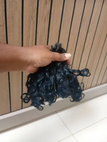 Cabelo cacheado usado