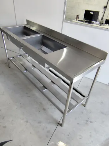 Pia dupla em inox para uso contínuo em cozinha industrial, 1,80 m