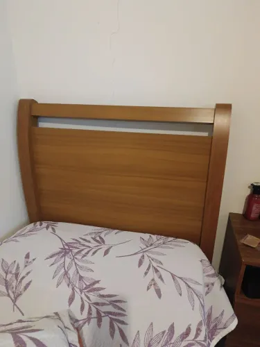 Cama de solteiro, em madeira, super conservada. Sem colchão 