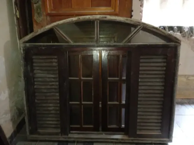 Janela colonial de madeira