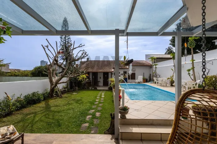 Casa no João Paulo com Quintal Arborizado, Piscina, Edícula e Ampla Área Gourmet.