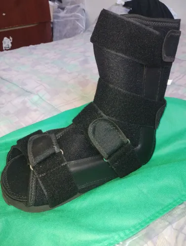 Bota ortopédica usuda apenas 3vezes serve de 40/46 .