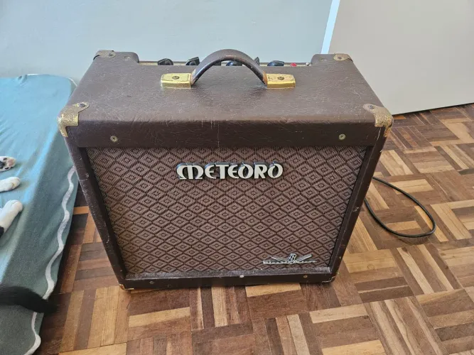 amplificador Meteoro V8 Classic Deluxe valvulado