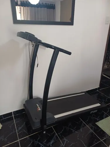 Vendo uma esteira elétrica semi nova , pouco uso .