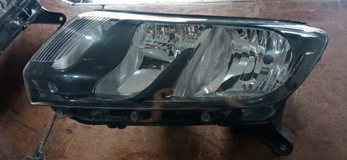 Farol Sandero 2015 2016 2017 2018 2019 máscara negra stepway 