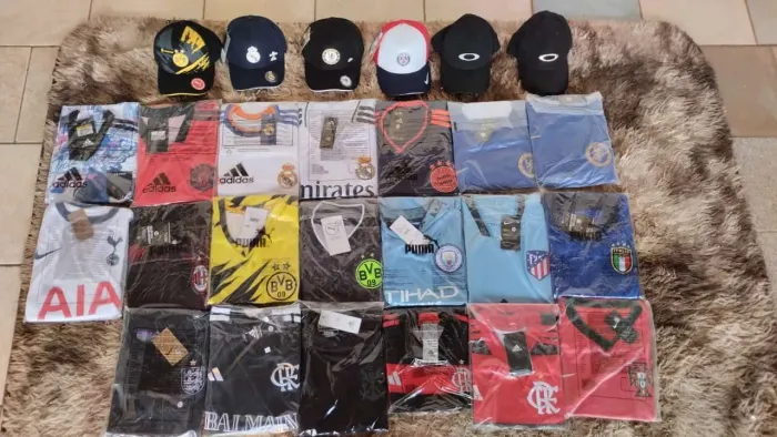 Vendo camisetas de time e bonés 