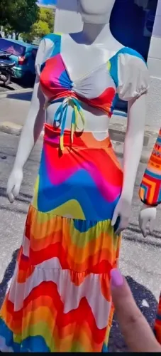 Conjunto de saia e cropet coloridos Verão.