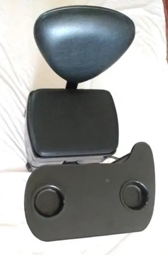 Cadeira de manicure marca Prisme Usinagem. Mesa regulável e lugares para guardar objetos.