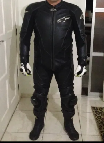 Macacão para Moto Track day Alpinestars preto - clássico e discreto