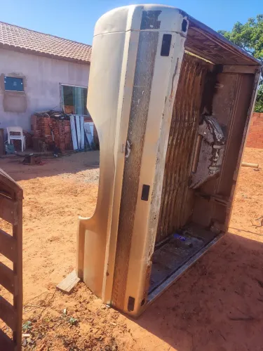 Carroceria de ferro f1000 em ótimo estado 