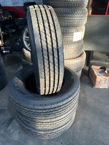 Pneus novos 215/75/17,5 carga
