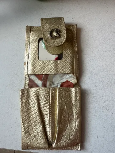 Porta batom de couro dourado Carmem Steffens