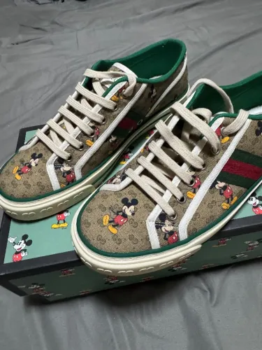 Tênis masculino Gucci X Disney Mickey 1977 estampa.