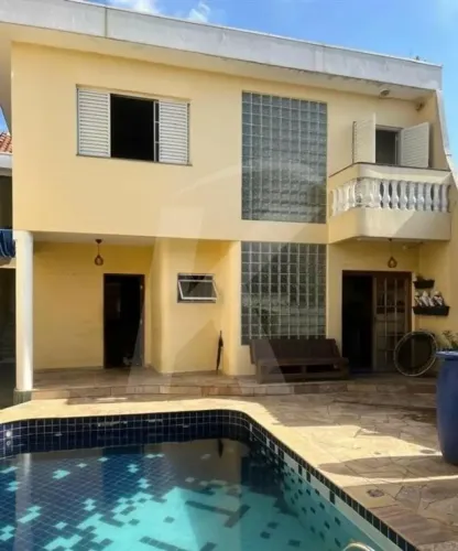 Sobrado com 5 dormitórios, 4 vagas e piscina no Sítio do Mandaqui.