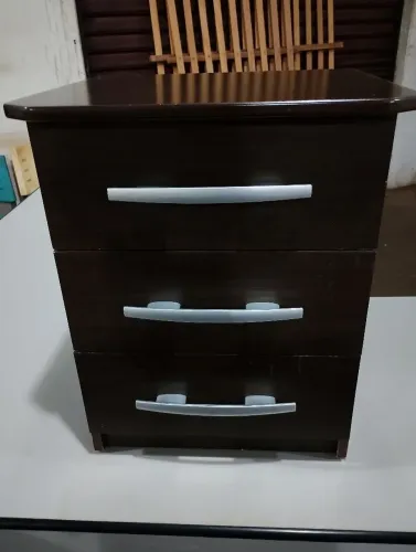 Criado mudo com 3 gavetas Semi novo,,na cor tabaco. Entrega grátis para ribeirão preto sp.