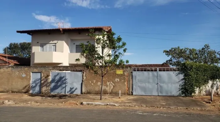Casa sobrado a venda na cidade de Morrinhos. 