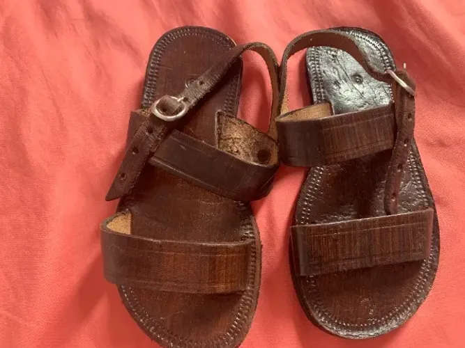 Chinela de couro infantil