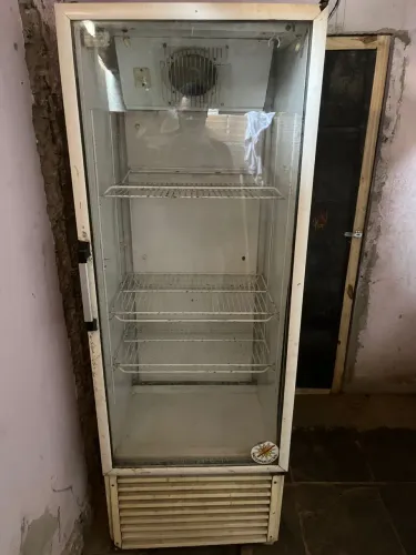 Freezer vertical cervejeiro/ expositor (com problema no compressor)