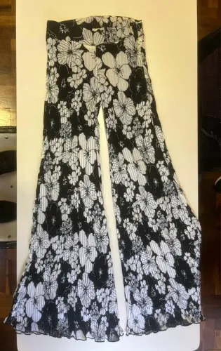 Calça Floral Plissada - Elegância em Movimento