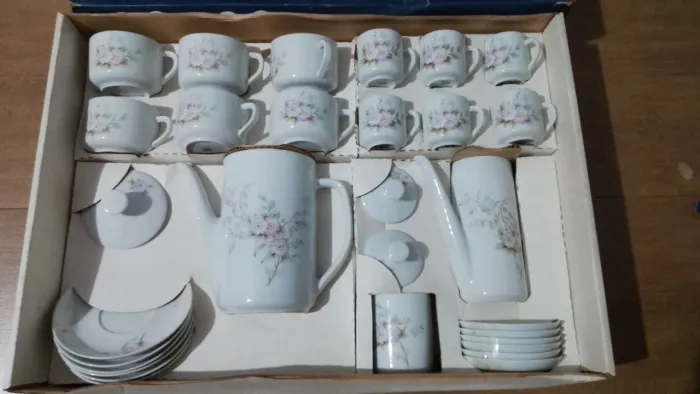 Jogo de chá completo em porcelana com detalhes florais