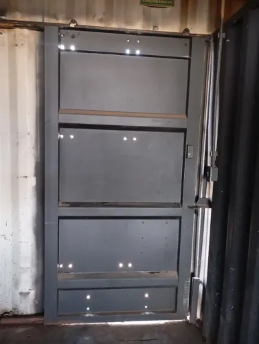 Vende-se Portão de Aço reforçado 5mm (porta de container) medindo 1,20m x 2,00m
