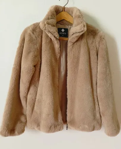 Casaco feminino peluciado Teddy com forro fechamento com zíper cor beje claro novo