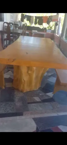 Mesa rústica de madeira pequiâ