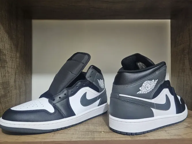 Nike Air Jordan 1 Mid<br>Preto Branco Cinza Ferro