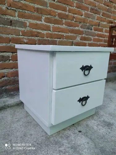 Criado mudo restaurado