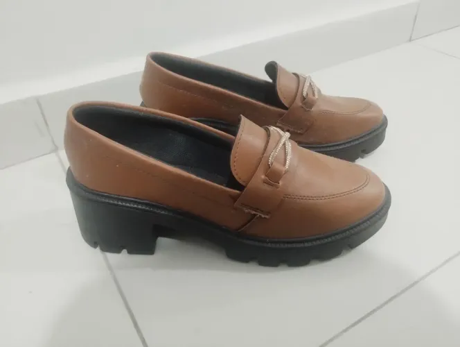 Dois sapatos mocassim 37/38