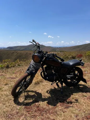 Suzuki Intruder 125 Custom - Estilo Café Racer