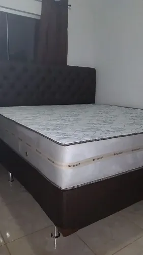 Cama Super King com cabeceira slim e colchão firme