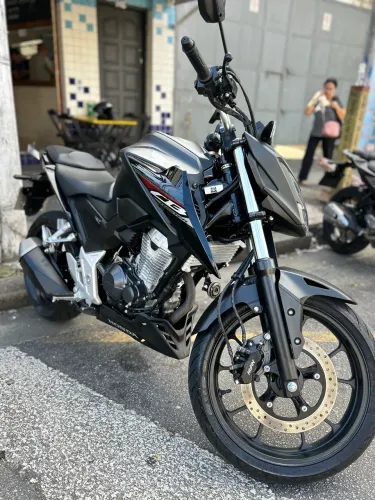 CB Twister 300 2025 COM 2630 KM MOTO ZERA?