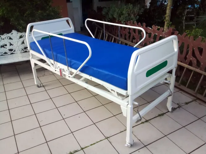 Cama Hospitalar 2 alturas semi nova e colchão azul.
