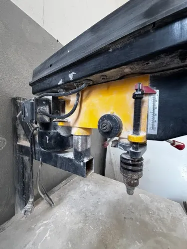 Furadeira de Bancada com Estrutura Metálica com Pintura Eletrostática 
