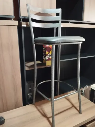 Banqueta alta de metal cinza