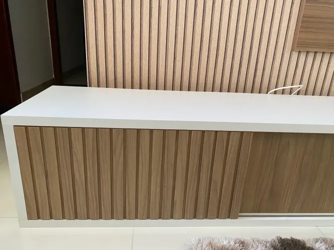 Rack moderno com detalhes amadeirados em MDF.