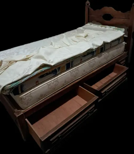 Cama de madeira com gavetas e colchão