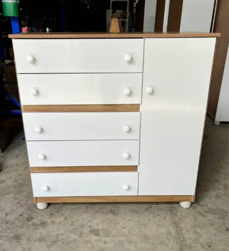 "Beleza e Resistência: Cômoda Zaqueu 5 Gavetas com Sapateira em 100% MDF"