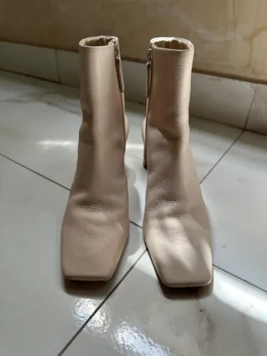Bota Schutz Off White cano curto