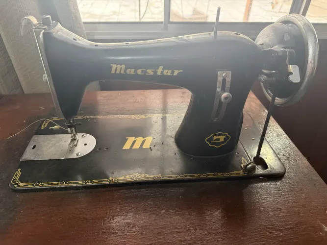 Máquina de costura antiga Macstar - item de colecionador