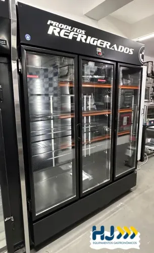 A. Expositor 3 portas frios e lacticínios bebidas total black