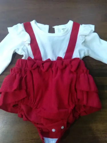 4 vestidos de bebê semi novos tamanhos 6 a 9 meses e tamanho G