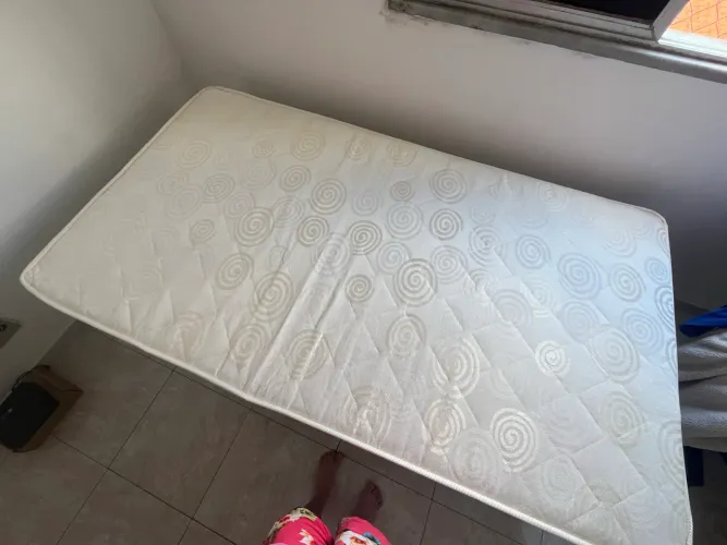 Cama Solteirão sem marcas de Uso