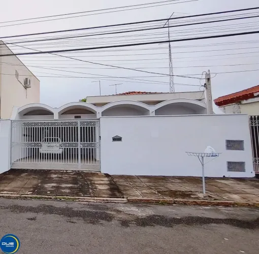 CASA TÉRREA A VENDA EM INDAIATUBA NA REGIÃO CENTRAL COM AMPLO TERRENO E EDÍCULA