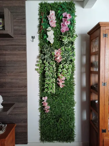 Jardim vertical com 6 orquídeas artificial