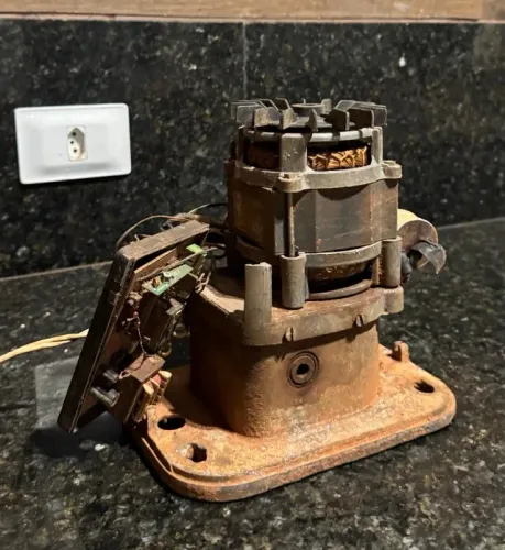 Motor Elétrico com Redutor - Sucata / Para Retirada de Peças