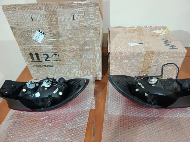 Par de Lanternas Traseiras Renault KWID ORIGINAIS com Lâmpadas