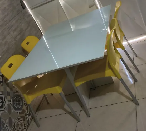 Mesa tampo de vidro+ 4 cadeiras