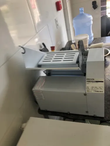 Cilindro de Massa Elétrico Laminador abrir massa pizza Gastromaq 127/220V Branco de Mesa
